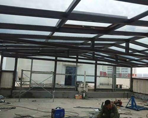太谷工地钢结构阳光房正在施工中